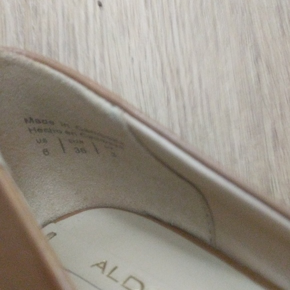 Aldo Pumps Tan with Gold rimmed heel - Picture 7 of 8